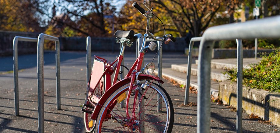 Ein rotes Fahrrad