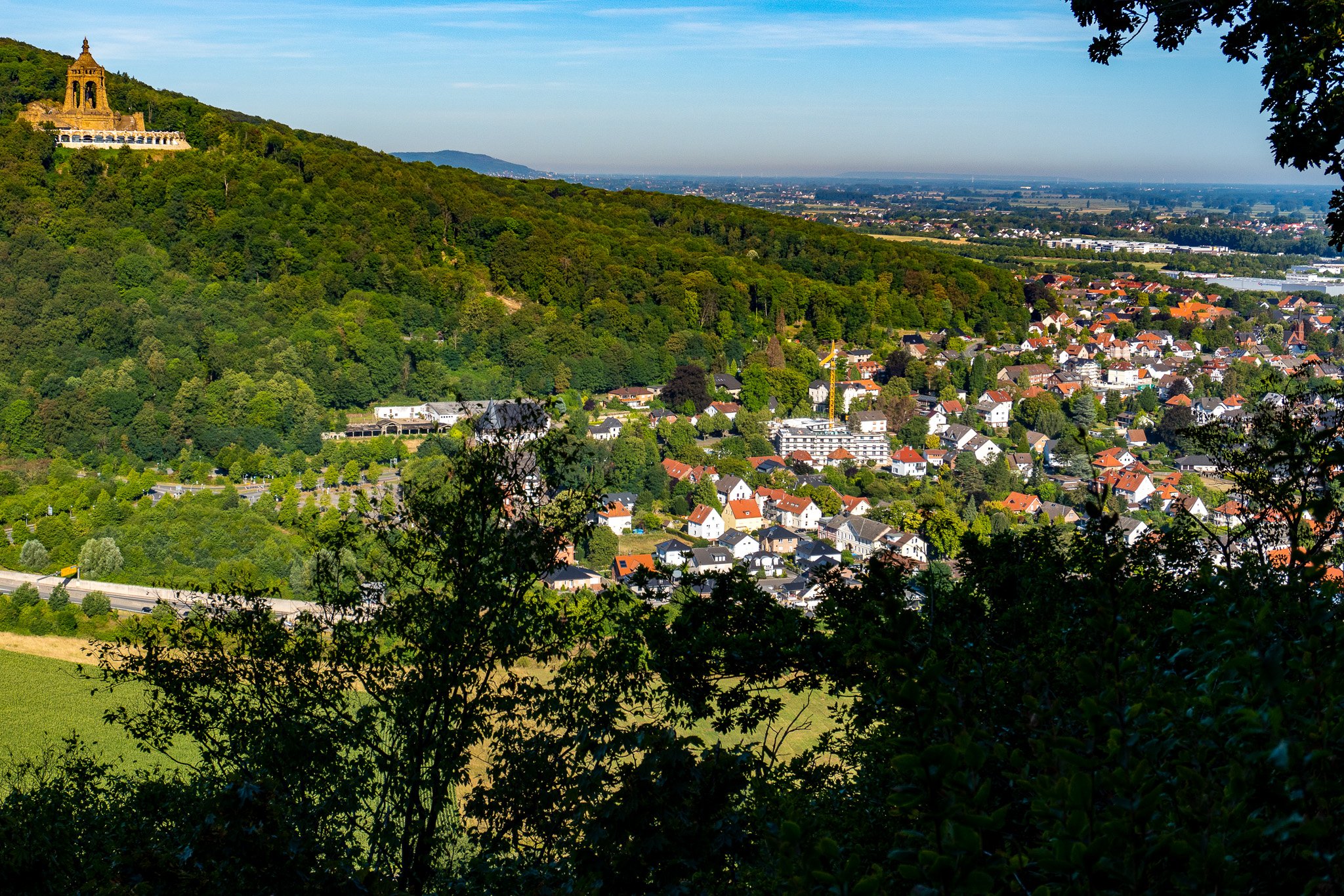 Ein Dorf am Fuß eines Berges