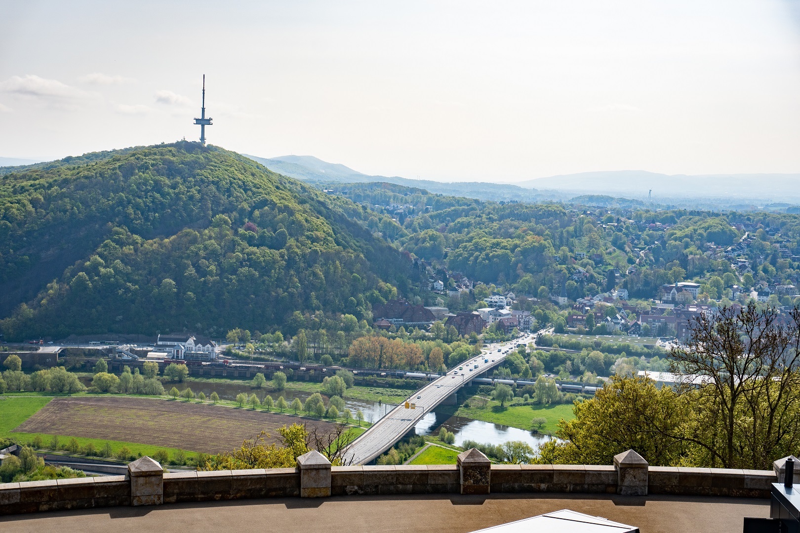 Blick auf Porta Westfalica Hausberge vom Kaiser-Wilhelm-Denkmal aus