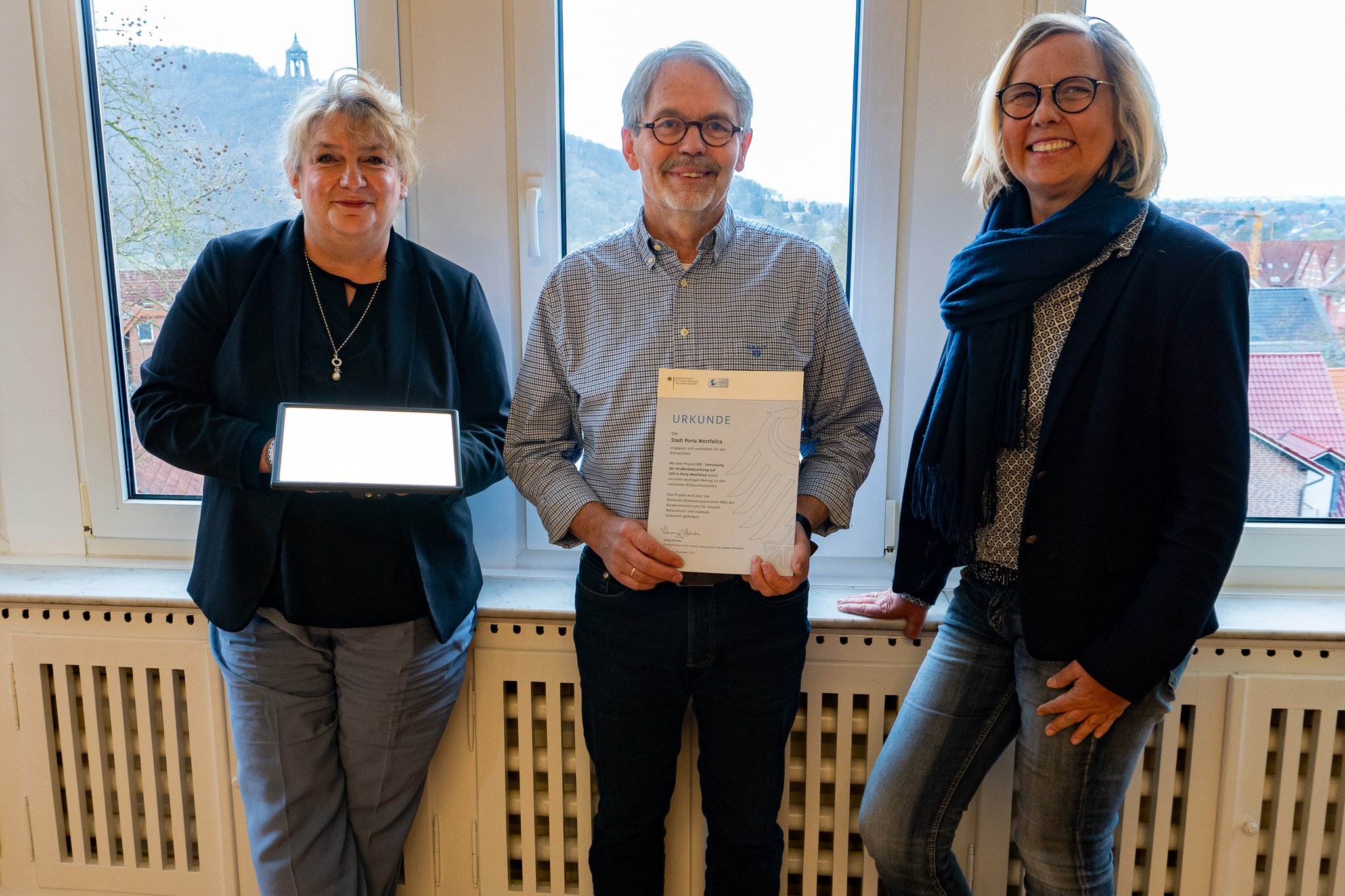 v. l.: Bürgermeisterin Anke Grotjohann (mit LED-Leuchtmittel), Gerd Edler, ehemaliger Sachgebietsleiter Straße, Fachbereichsleiterin Ute Schröder