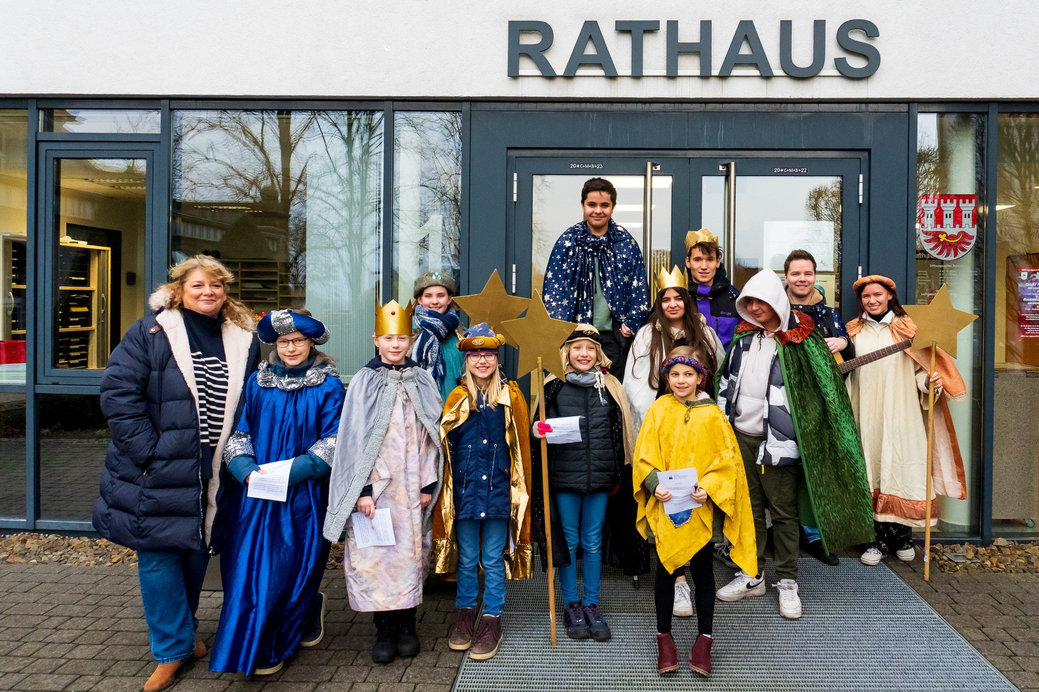 Verkleidete Kinder stehen vor dem Rathaus