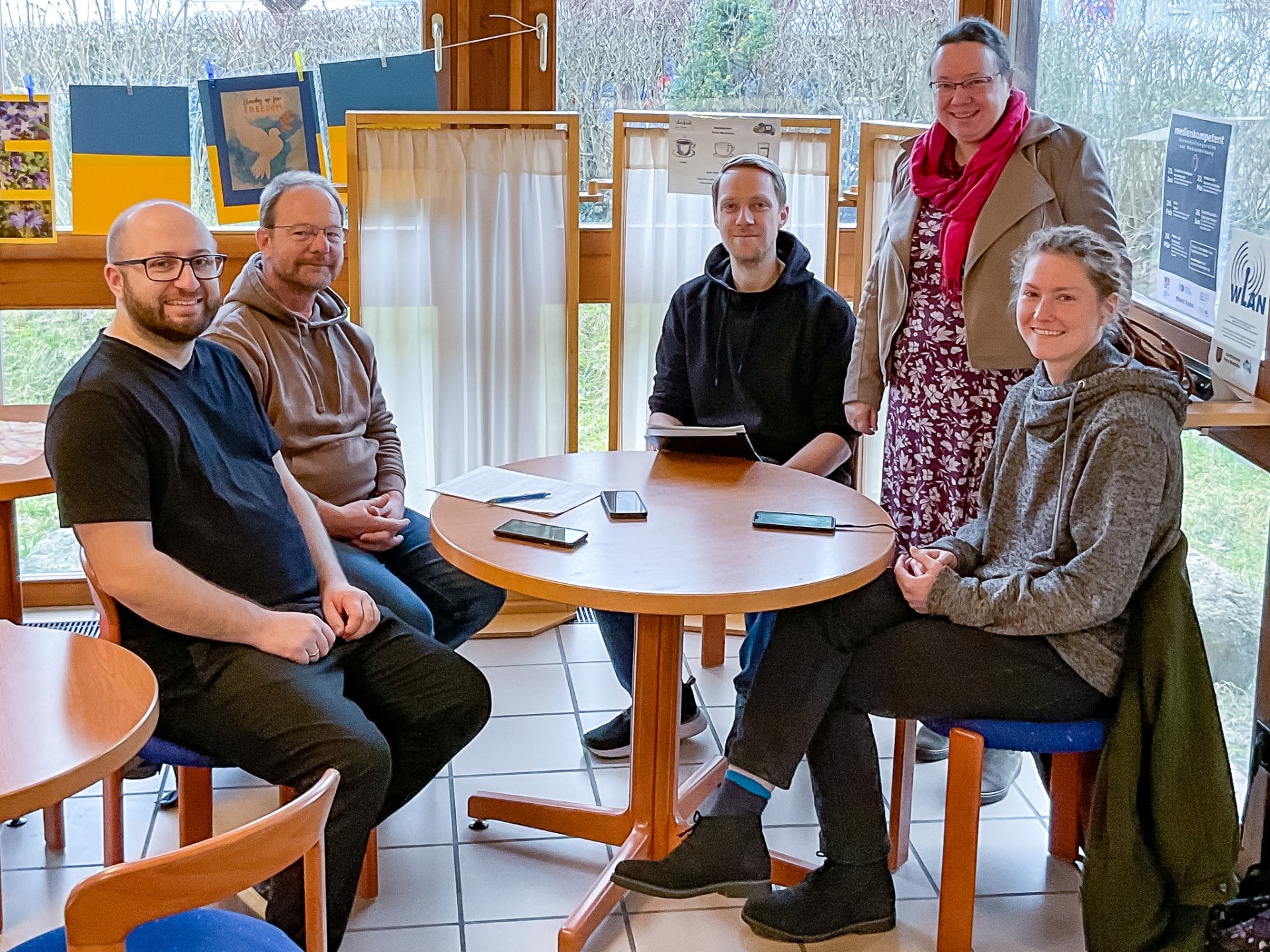 Die Dozenten der Medien AG sitzen bei einer Besprechung zusammen