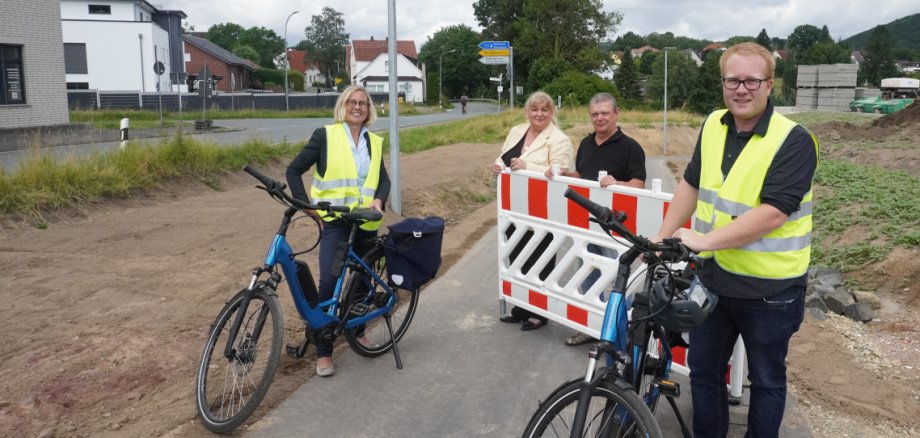 Nach Fertigstellung eines Teilabschnittes: v.l. Fachbereichsleiterin Ute Schröder, Bürgermeisterin Grotjohann, Ratsmitglied Engels und Sachgebietsleiter von Behren. 
