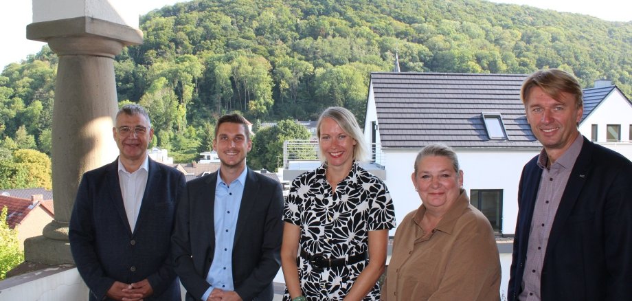 v. l.: Randulph Noack, Geschäftsführer Stadtwerke Porta Westfalica GmbH,   Torben Krause, Vertrieb Energieservice Westfalen Weser GmbH  Melanie Shaffu, Prokuristin Energieservice Westfalen Weser GmbH  Bürgermeisterin Anke Grotjohann  Oliver Matecki, Vorstand GSW Minden e. G.