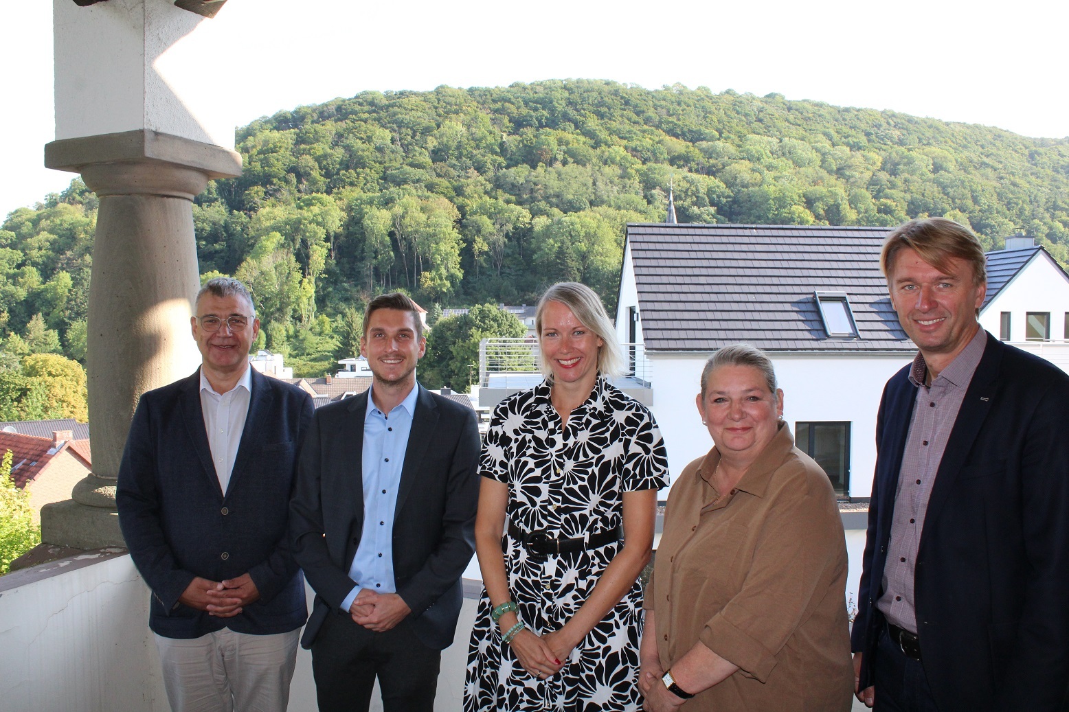 v. l.: Randulph Noack, Geschäftsführer Stadtwerke Porta Westfalica GmbH,   Torben Krause, Vertrieb Energieservice Westfalen Weser GmbH  Melanie Shaffu, Prokuristin Energieservice Westfalen Weser GmbH  Bürgermeisterin Anke Grotjohann  Oliver Matecki, Vorstand GSW Minden e. G.