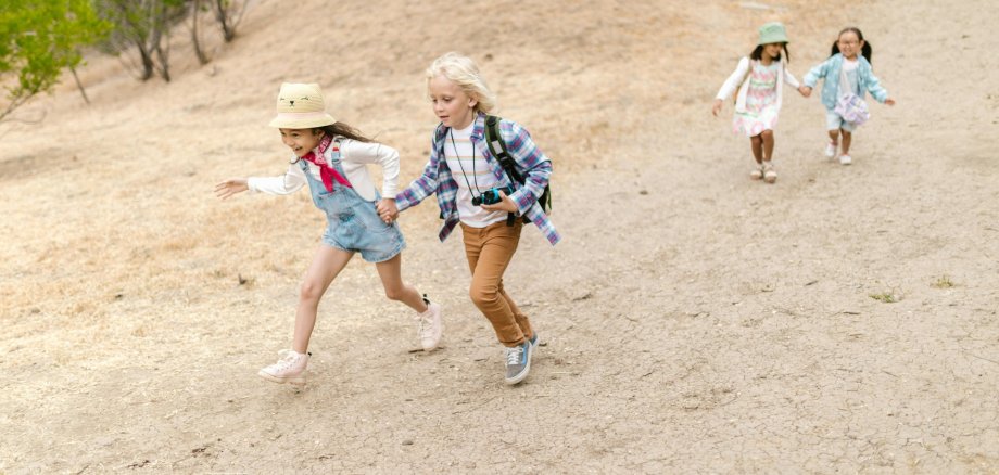 vier Mädchen spielen im Sand