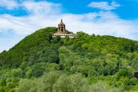 Ein Denkmal auf einem Berg am Fluss