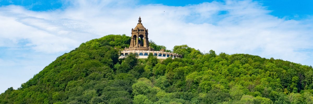 Ein Denkmal auf einem Berg am Fluss