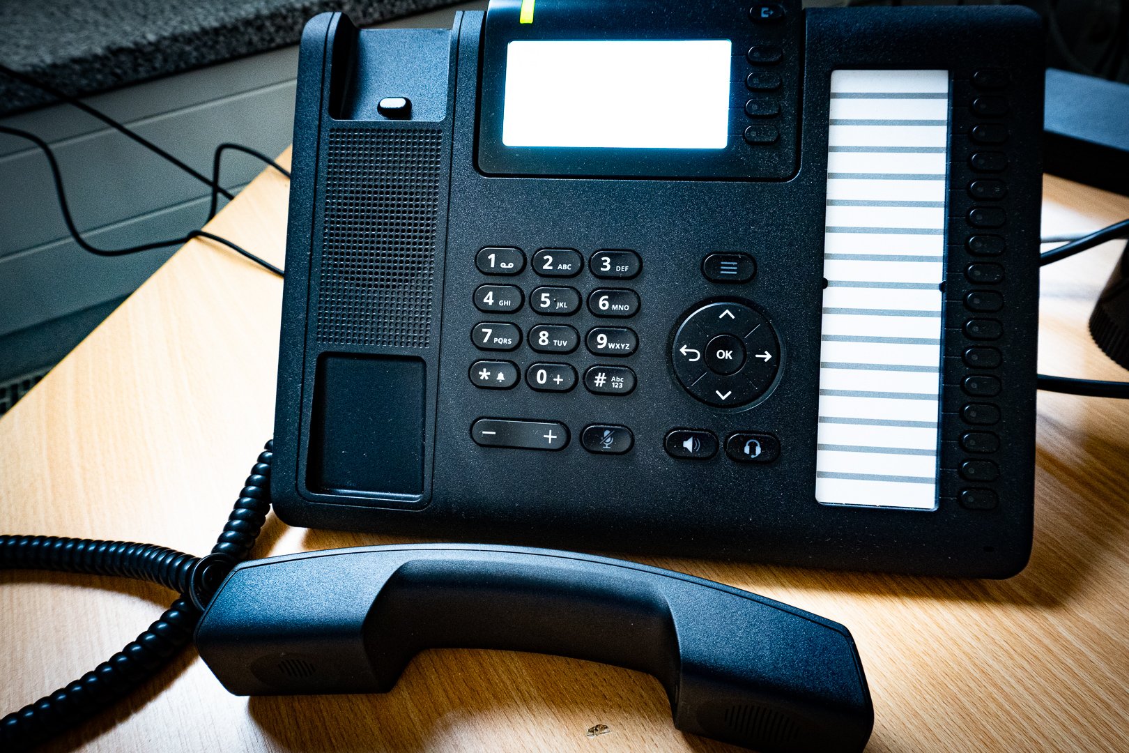 Ein Telefon mit Hörer daneben