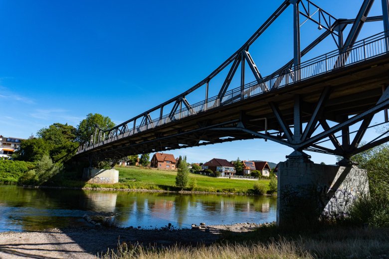 Eine alte Brücke, ein Fluss und Häuser