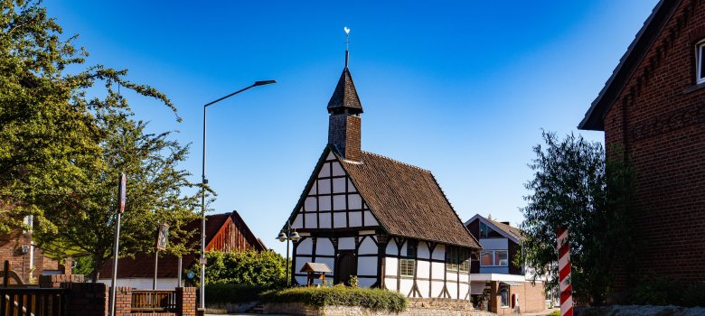 Eine Kapelle an einer Straße