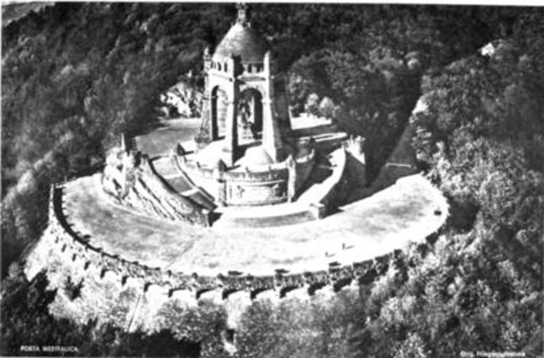 Schwarz-weiß Aufnahme vom Kaiser Wilhelm Denkmal